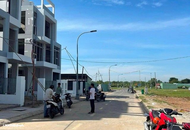 Bán không được, nhà đầu tư Hóc Môn, Củ Chi bất đắc dĩ “ôm đất” chờ tăng giá - ảnh 1