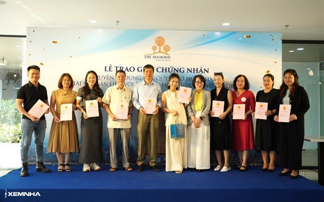 Các chủ nhân căn hộ The Diamond Residence chính thức nhận bàn giao sổ hồng - ảnh 1