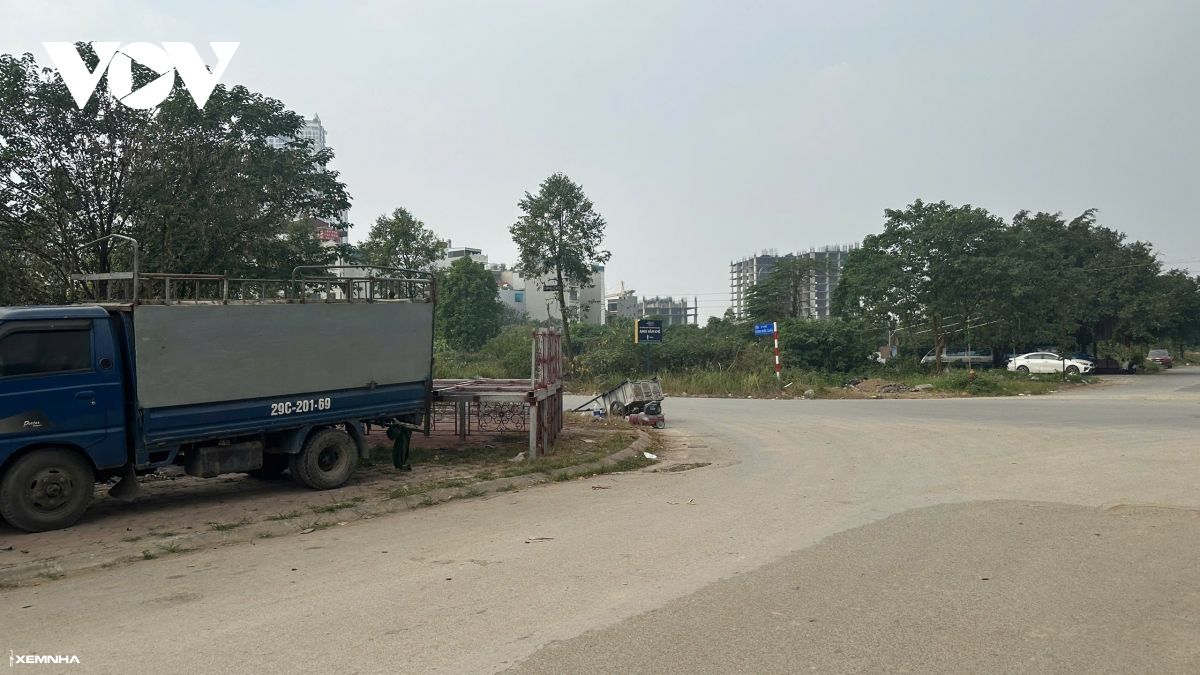 Cận cảnh dự án khu dân cư mới ở Hà Đông bỏ hoang lãng phí cỏ mọc um tùm - ảnh 1