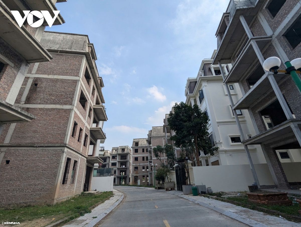 Cận cảnh khu đô thị có hàng trăm biệt thự triệu đô bị bỏ hoang ở Hà Nội - ảnh 13