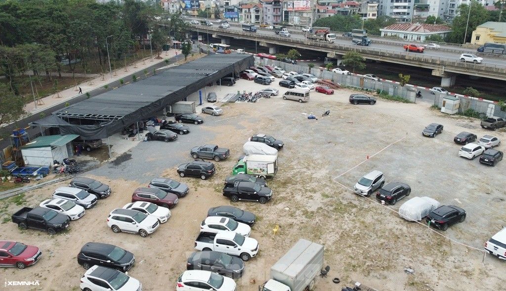 Cận cảnh nhiều dự án bãi xe tại Linh Đàm bị biến tướng, xe người dân tràn ra đường - ảnh 3