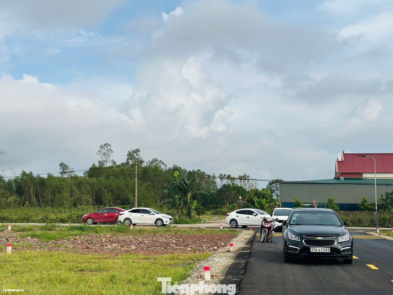 Cảnh tượng ‘cò đất’ ùn ùn đổ về, ô tô đậu kín đường làng sau công bố quy hoạch - ảnh 5