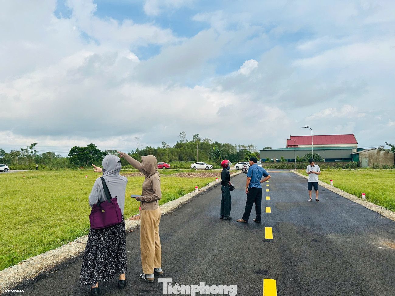 Cảnh tượng ‘cò đất’ ùn ùn đổ về, ô tô đậu kín đường làng sau công bố quy hoạch - ảnh 6