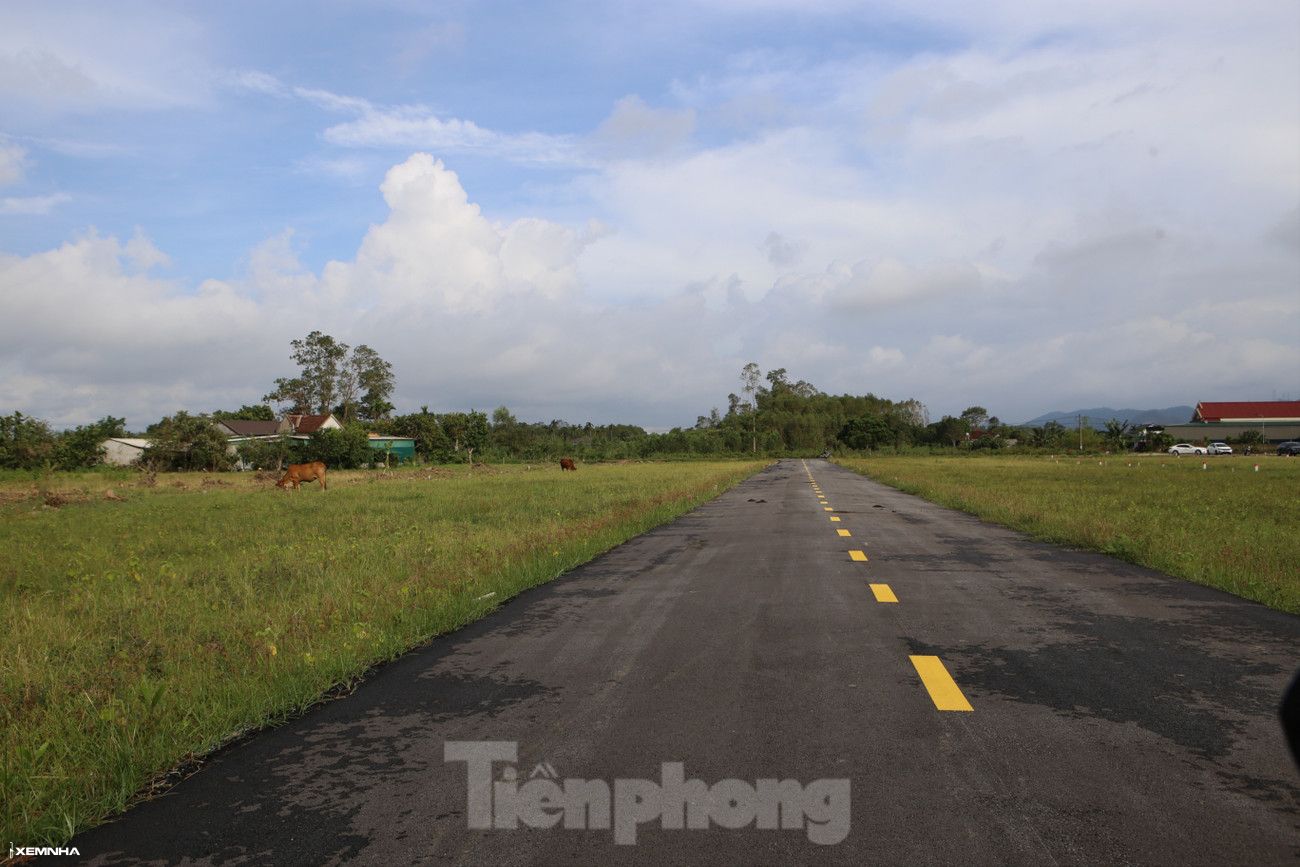 Cảnh tượng ‘cò đất’ ùn ùn đổ về, ô tô đậu kín đường làng sau công bố quy hoạch - ảnh 7