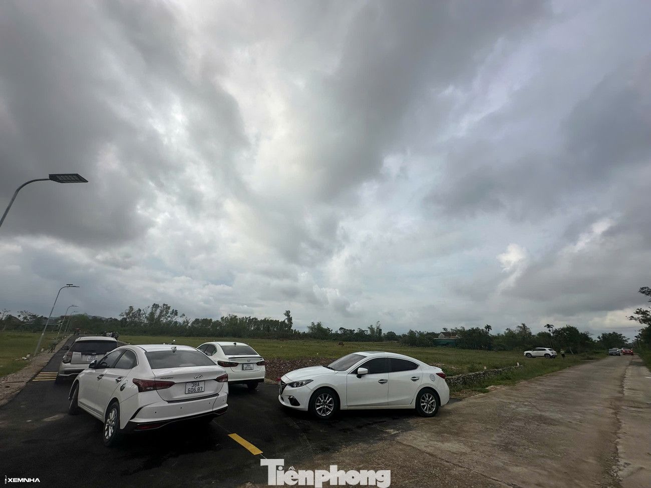 Cảnh tượng ‘cò đất’ ùn ùn đổ về, ô tô đậu kín đường làng sau công bố quy hoạch - ảnh 10