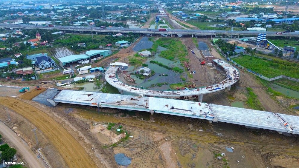Công trường thi công nút giao kết nối ba cao tốc vùng Đông Nam Bộ tại tỉnh Long An - ảnh 1