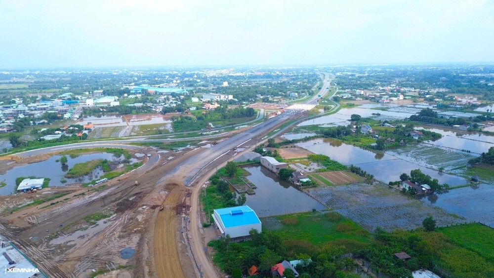Công trường thi công nút giao kết nối ba cao tốc vùng Đông Nam Bộ tại tỉnh Long An - ảnh 8