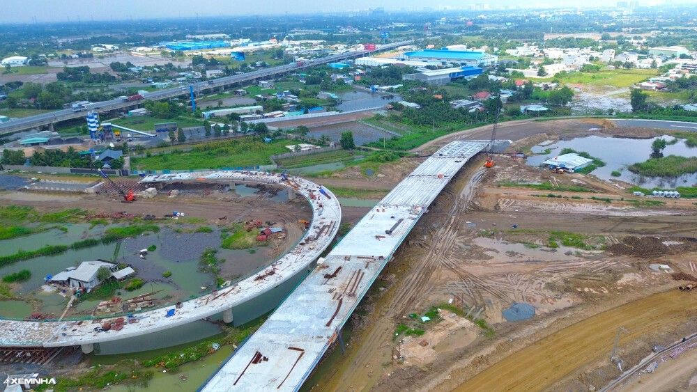 Công trường thi công nút giao kết nối ba cao tốc vùng Đông Nam Bộ tại tỉnh Long An - ảnh 11