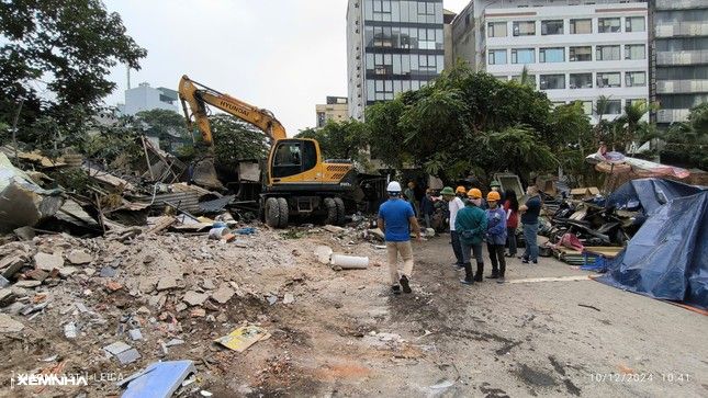 Hà Nội: Tháo dỡ, di dời tài sản của 10 hộ dân lấn chiếm đất đã GPMB tại Cầu Giấy - ảnh 2