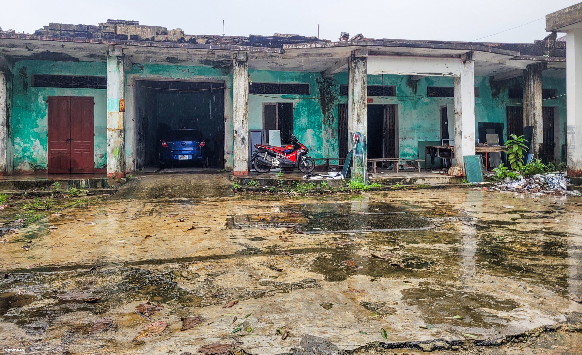 Loạt trụ sở trên ‘đất vàng’ ở Hà Tĩnh bỏ hoang, trở thành nơi sát phạt ‘đỏ đen’ - ảnh 4