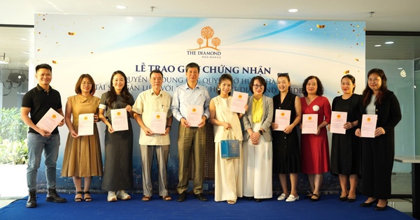 Các chủ nhân căn hộ The Diamond Residence chính thức nhận bàn giao sổ hồng