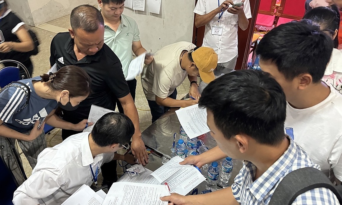 Đấu giá xuyên đêm, đất huyện ven trúng hơn 133 triệu đồng một m2
