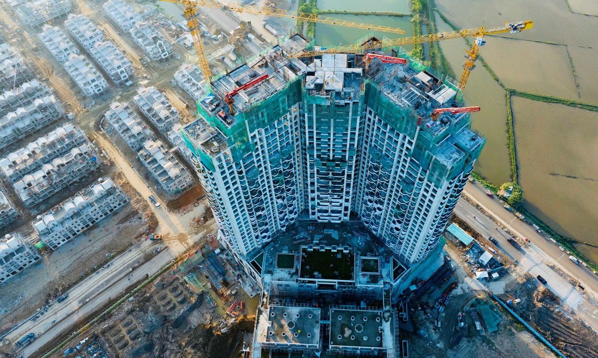 Sắp cất nóc chung cư đầu tiên của đại đô thị Eco Central Park